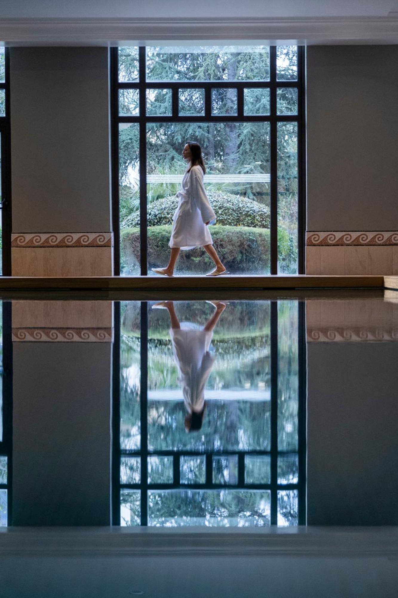 Hyatt Regency Thessaloniki Hotel Exterior photo A woman in a yukata at a Japanese onsen