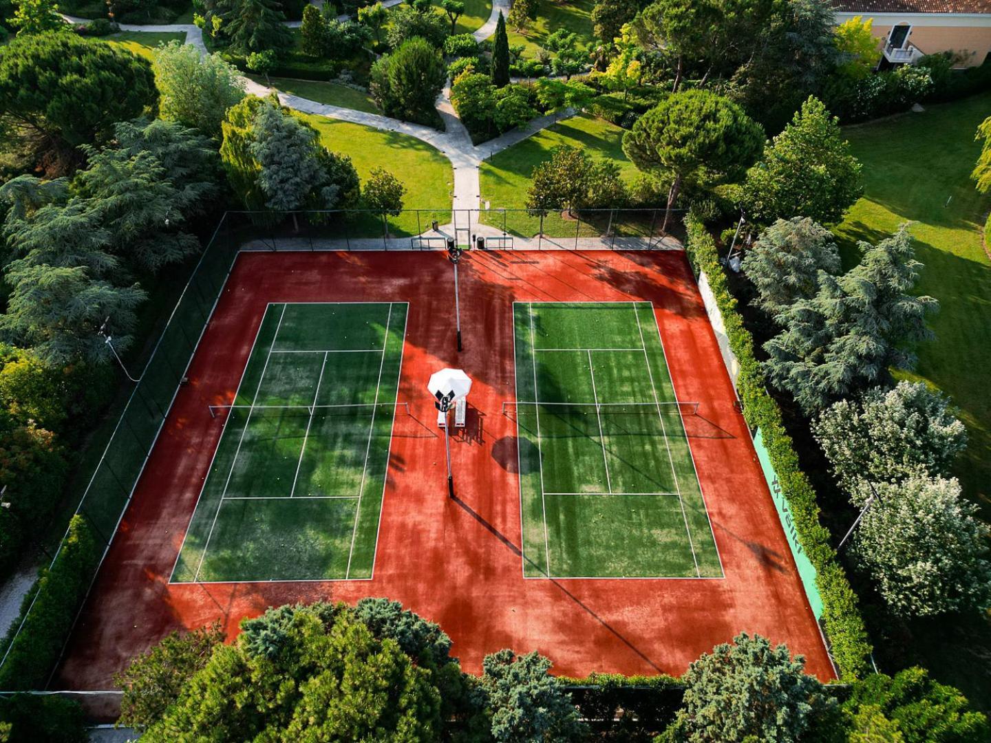 Hyatt Regency Thessaloniki Hotel Exterior photo Tennis court in the park