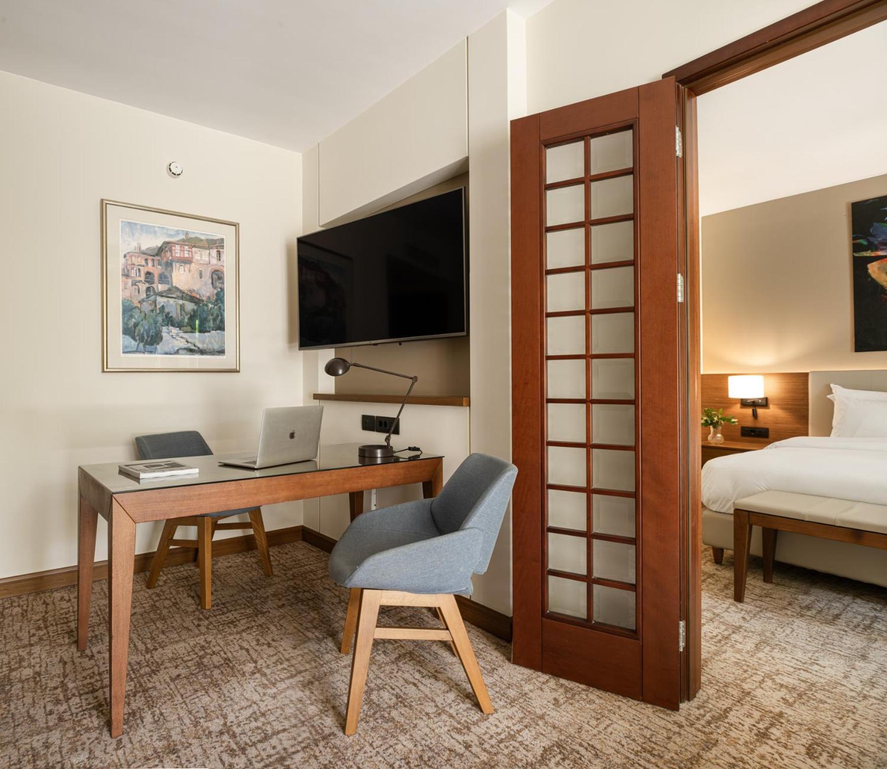 Hyatt Regency Thessaloniki Hotel Exterior photo A sliding door in a hotel room